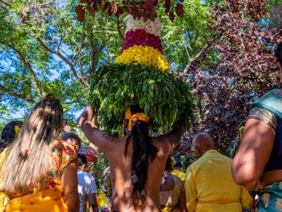 Quest'anno a trasportarlo sar� il 26enne Kris Wilsen. L�oggetto, che pu� raggiungere i 40 chilogrammi di peso, viene realizzato con fiori freschi, foglie e decorazioni preparate nei giorni precedenti alla festa